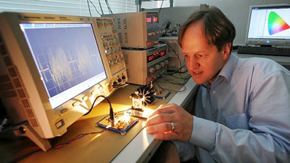 Haas trình diễn công nghệ LiFi sử dụng ánh sáng để tạo một kênh liên lạc giữa hai điểm. (Hình: University of Edinburgh)